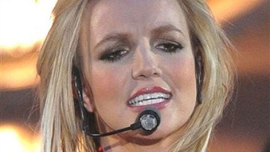 Britney Spears Performing Blond 640